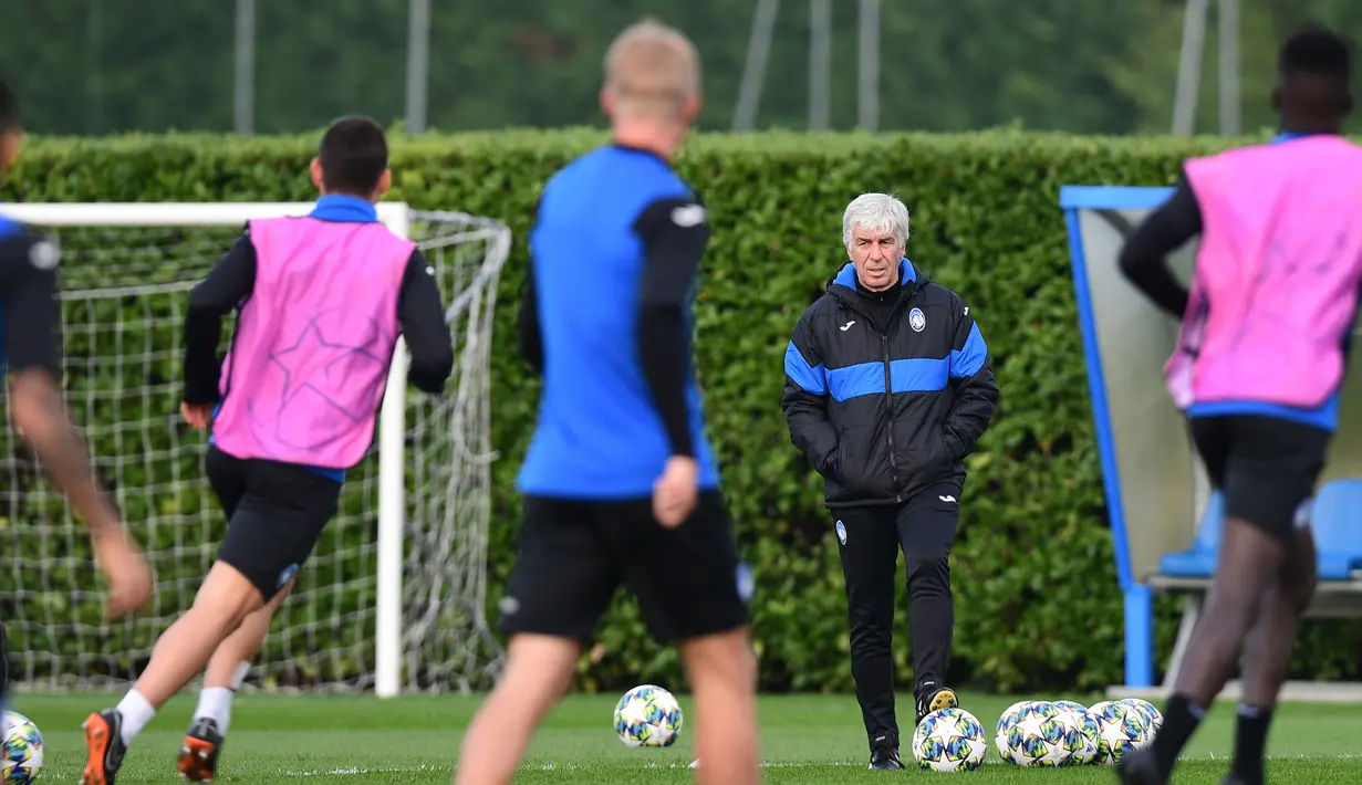 Pelatih Atalanta Gian Piero Gasperini (kanan belakang) mengawasi sesi latihan anak asuhan jelang menghadapi Manchester City pada laga Grup C Liga Champions di Bortolotti Sports Center, Cisano, Italia, Selasa (5/11/2019). (Miguel MEDINA/AFP)