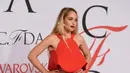 Jemima Kirke pun tak malu memamerkan bulu ketiaknya saat acara 2015 CFDA Fashion Awards. (Andrew H. Walker/FilmMagic/Getty Images)