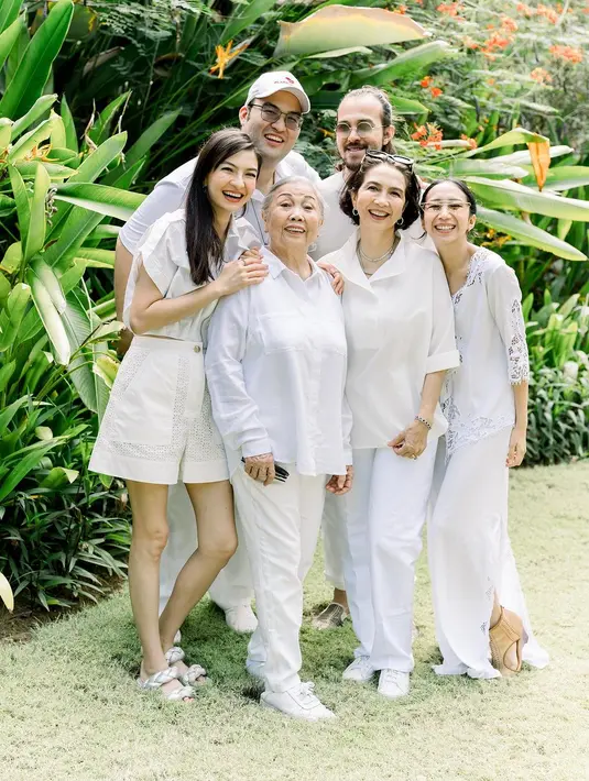 <p>Raline Shah baru saja mengunggah potret dirinya bersama keluarga pakai outfit serba putih yang elegan. [Foto: Instagram/ralineshah]</p>