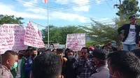 Aliansi Gerakan Pemuda dan Mahasiswa Peduli Gorontalo kembali menggelar unjuk rasa di depan Kantor Imigrasi Provinsi Gorontalo. (Arfandi Ibrahim/Liputan6.com)