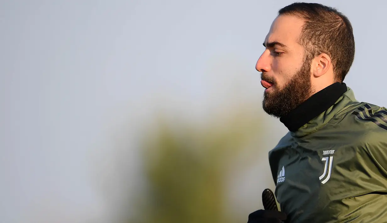 Striker Juventus, Gonzalo Higuain, tampak serius saat sesi latihan jelang laga Liga Champions di kompleks training center Juventus, Selasa (21/11/2017). Juventus akan berhadapan dengan Barcelona. (AFP/Marco Bertorello)