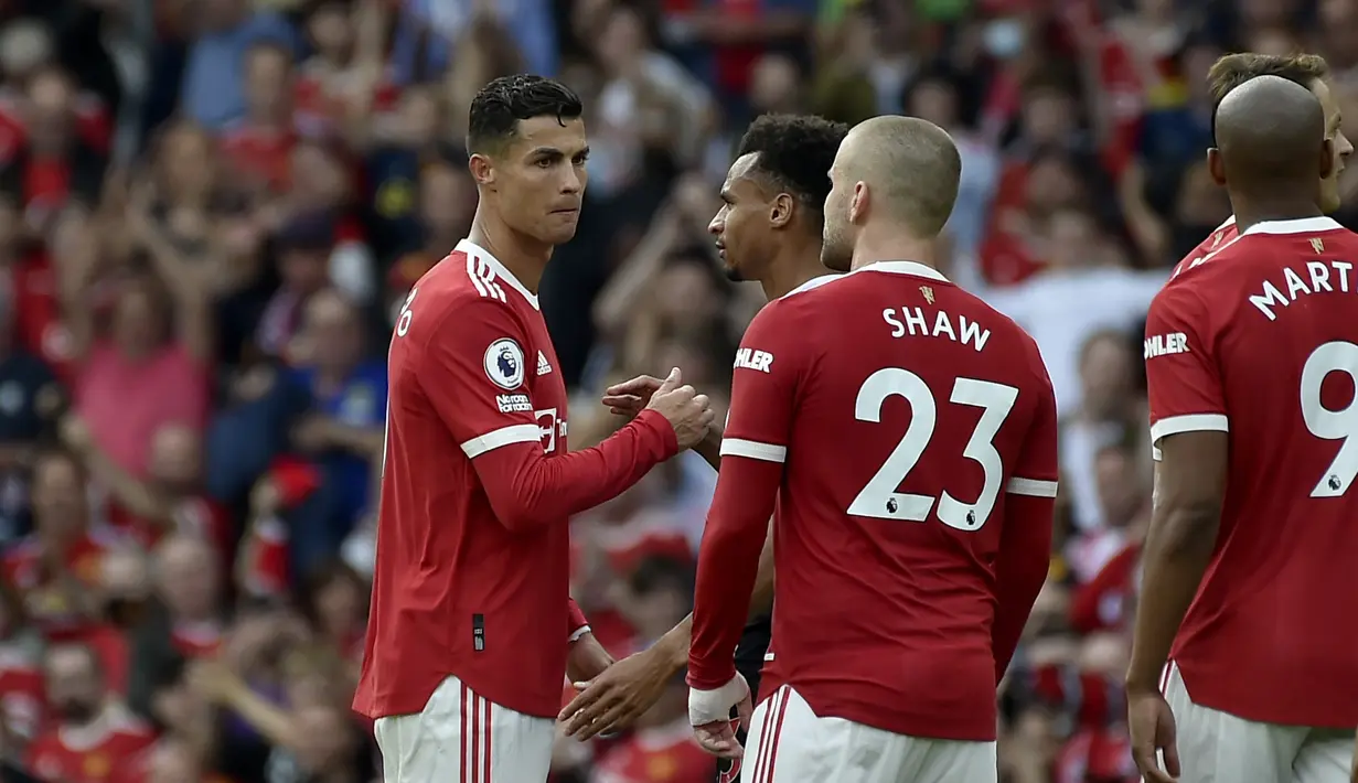 Penyerang Manchester United, Cristiano Ronaldo berjabat tangan dengan rekan-rekannya usai bertanding melawan Newcastle United pada pertandingan Liga Inggris di stadion Old Trafford, Sabtu (11/9/2021). Ronaldo mencetak dua gol dan mengantar MU menang atas Newcastle 4-1. (AP Photo/Rui Vieira)
