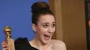 Ekspresi Rachel Brosnahan berpose dengan penghargaan Aktris Terbaik dalam Serial televisi, Komedi atau Musikal untuk serial "The Marvelous Mrs. Maisel" di Golden Globe Awards 2018 di Beverly Hills, California (7/1). (Kevin Winter/Getty Images/AFP)