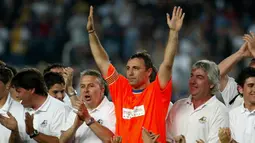 Hristo Stoichkov. Striker Bulgaria ini pertama kali memperkuat Barcelona adalah pada musim 1990/1991 hingga 1994/1995. Setelah 5 musim ia sempat pindah ke Parma pada 1995/1996. Di musim berikutnya ia kembali berseragam Barcelona selama 1,5 musim. (Foto: AFP/Cesar Rangel)