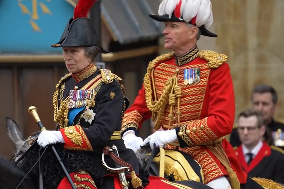 Putri Anne berkuda dengan atribut lengkap saat meninggalkan Westminster Abbey dalam perannya sebagai penjaga keselamatan Raja Charles III dan Ratu Camilla usai penobatan keduanya pada Sabtu 6 Mei 2023. (Dok. Ist)