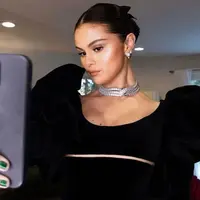 Tampil serba mewah pakai kalung Rp14 M, Selena Gomez pilih nyeker di panggung SAG Awards 2022. (Instagram/selenagomez).