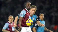 West Ham United's Carlton Cole vies with Aston Villa's Martin Laursen during a Premiership match at Upton Park in London, England, on December 20, 2008. AFP PHOTO/IAN KINGTON