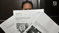 Anggota Gerakan Pita Kuning Kolaborasi Millenial Nusantara menunjukkan dokumen berisi artikel pemberitaan terkait meninggalnya petugas KPPS di Kantor Komnas HAM, Jakarta, Kamis (2/5/2019). Gerakan Pita Kuning mendesak Komnas HAM mengusut meninggalnya ratusan petugas KPPS. (merdeka.com/Iqbal Nugroho)