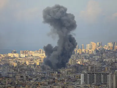 Asap mengepul dari lokasi serangan udara Israel yang menargetkan sebuah lingkungan di Beirut selatan, Rabu 13 November 2024. (Foto oleh AFP)