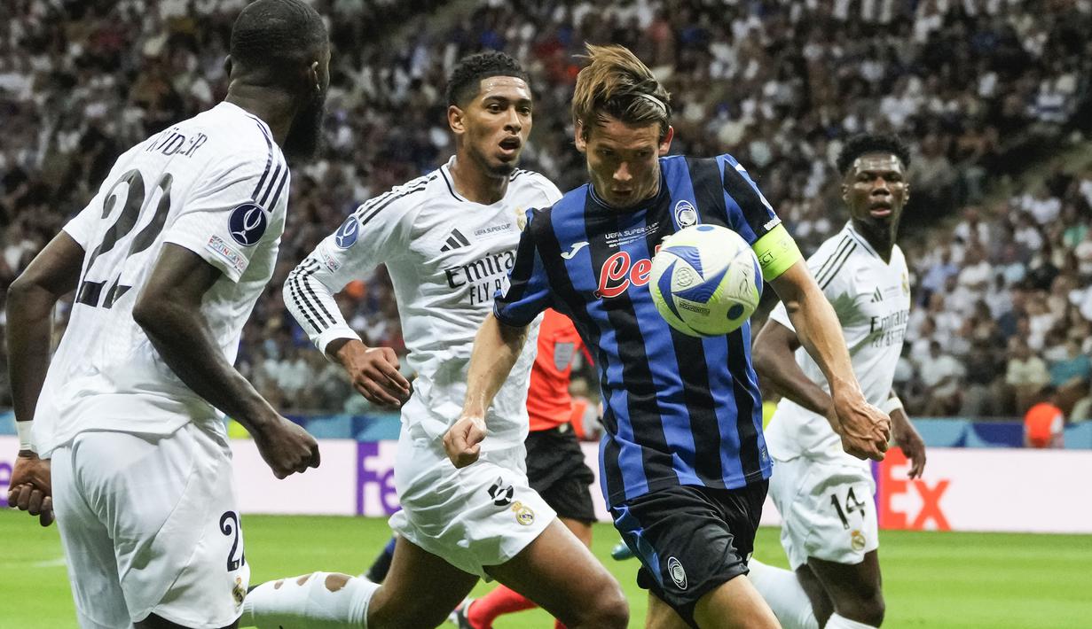 Gelandang Atalanta, Marten de Roon (tengah) menguasai bola di antara tiga pemain Real Madrid pada laga Piala Super Eropa 2024 di Narodowy Stadium, Warsawa, Polandia, Rabu (14/8/2024). (AP Photo/Czarek Sokolowski)