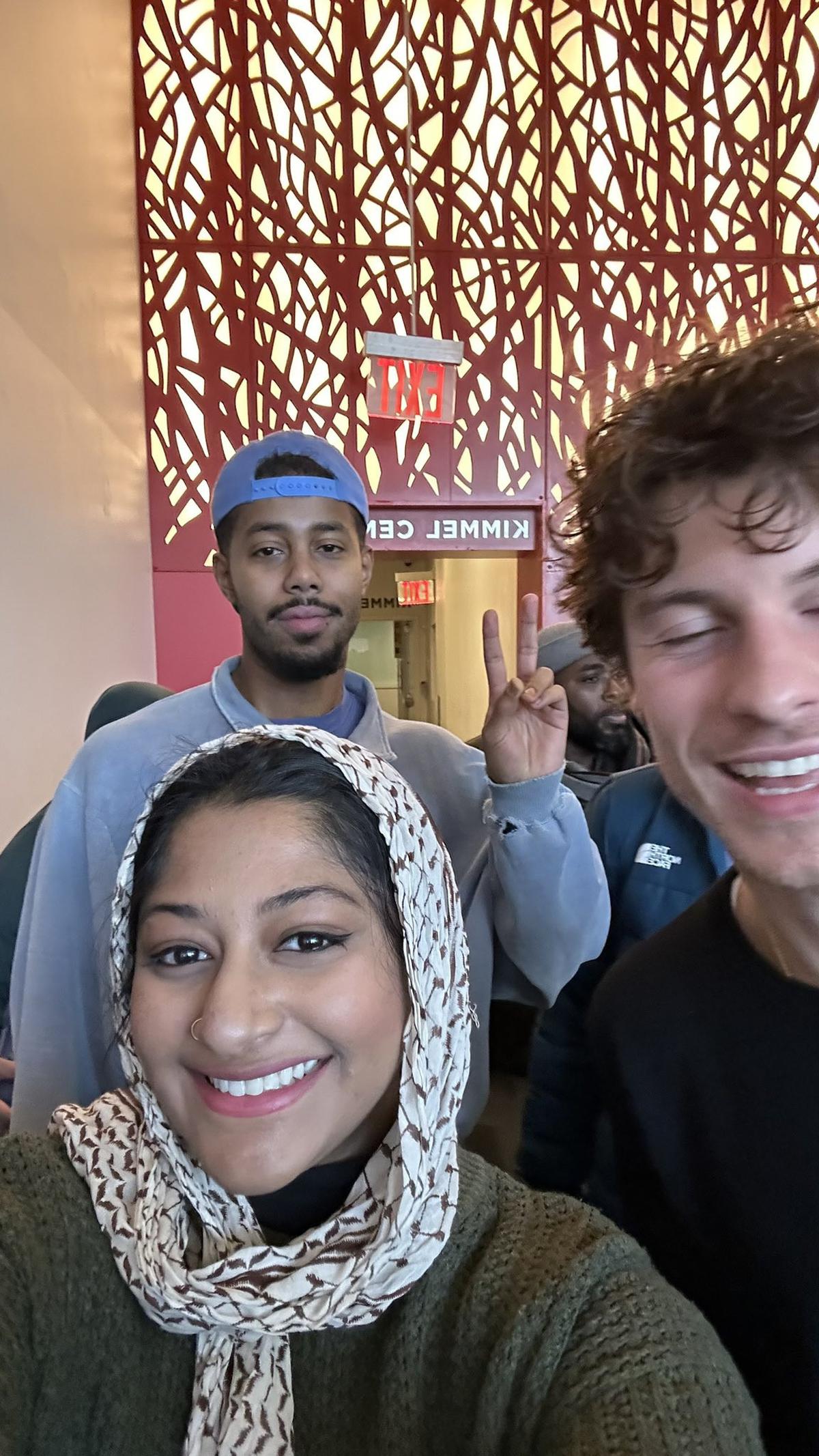 Viral Shawn Mendes Terlihat Ikut Jumatan di Masjid New York University