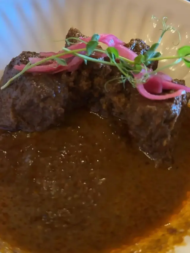 Potret Rendang Restoran Le Nusa (Instagram/@rachelvennya)