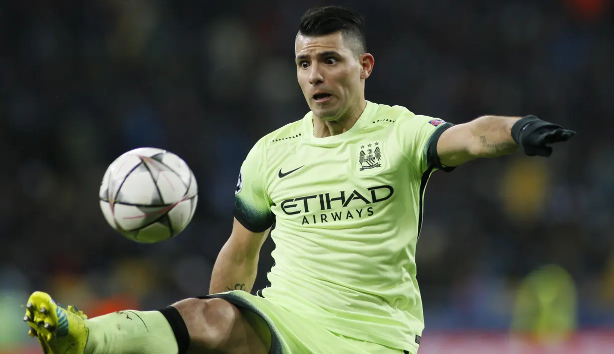  Pemain Manchester City,  Sergio Aguero mencetak satu gol saat mengalahkan Dynamo Kiev 3-0 pada leg pertama babak 16 besar liga Champions di Stadion NSC Olimpiyski, Kiev, Ukraina, Rabu (25/2/2016) dini hari WIB. (Reuters / Valentyn Ogirenko)