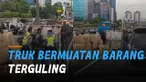 Nampak juga banyak kardus besar berisikan barang yang jatuh berserakan di jalan.