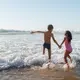 Untuk membuat liburan sekolah di pantai semakin memorable, penting untuk mempersiapkan segalanya dengan lebih matang agar pengalaman si kecil tetap aman dan menyenangkan. [Dok/freepik.com]