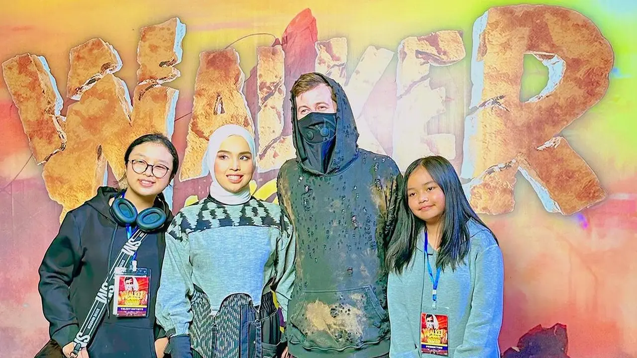 Gaya SWAG Etnik Putri Ariani di Konser Alan Walker, Padukan Denim dan Wastra