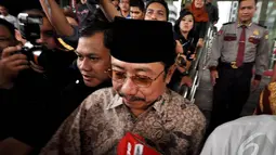 Waryono Karno diperiksa dalam perkara dugaan tindak pidana korupsi kegiatan sosialisasi, sepeda sehat, dan perawatan Gedung Kantor ESDM, Jakarta, Jumat (12/12/2014). (Liputan6.com/Miftahul Hayat)