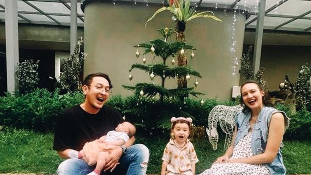 6 Potret Pohon Natal Nadine Chandrawinata di Halaman Rumah, Ditanam Sejak 2022