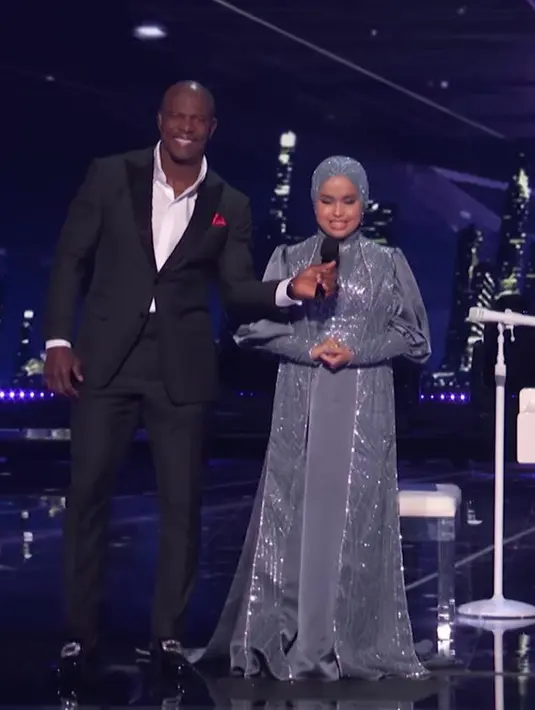 Detail batuan dan payet berkilau menghiasi gaun hingga hijab yang dikenakan Putri. [@arianinismaputri]