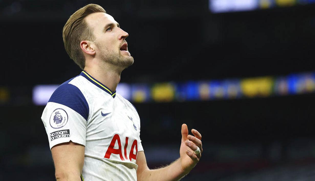 Striker Tottenham Hotspur, Harry Kane, tampak kecewa saat melawan Leicester City pada laga Liga Inggris, Minggu (20/12/2020). Spurs menyerah dengan skor 2-0. (Julian Finney/ Pool via AP)