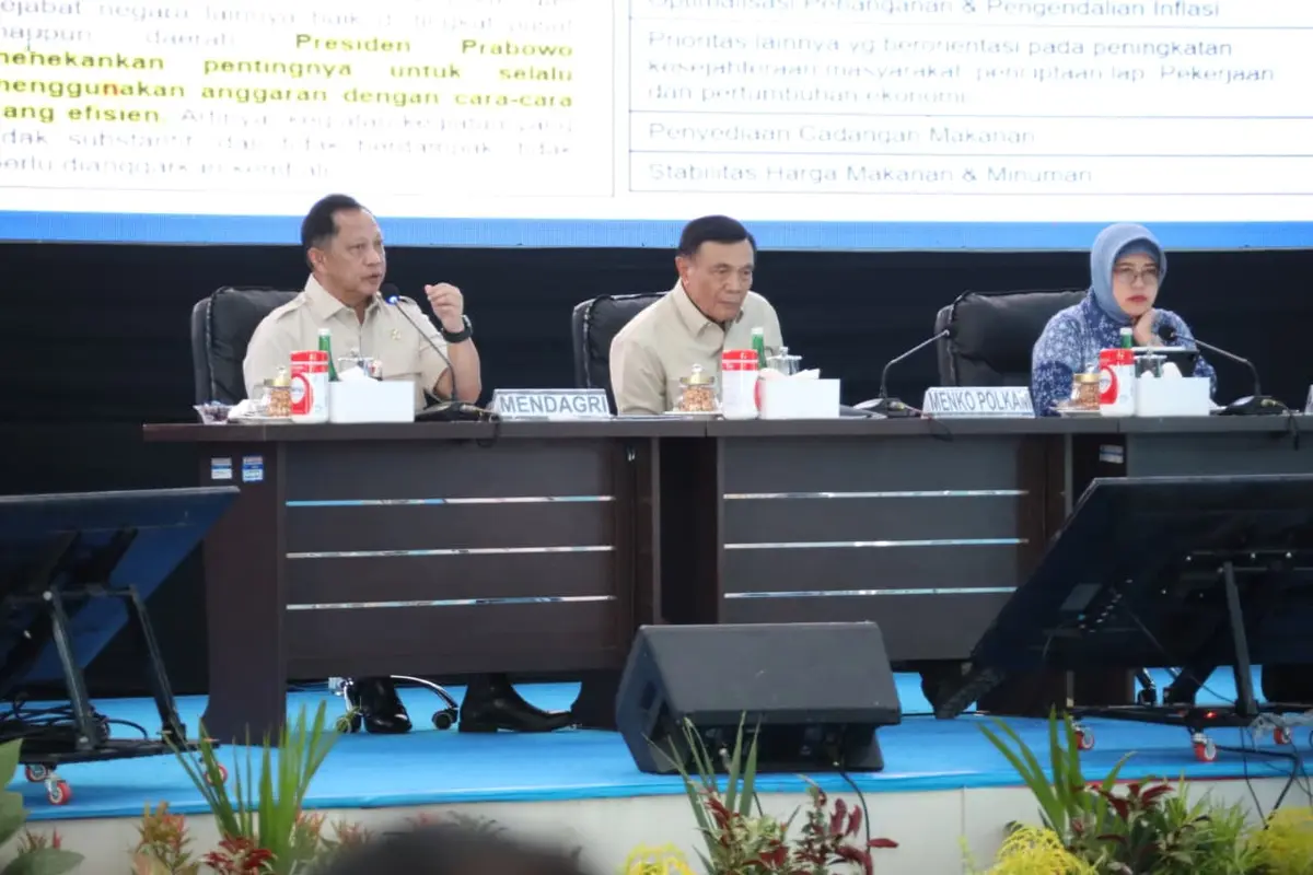 Menteri Dalam Negeri (Mendagri) Muhammad Tito Karnavian dalam kegiatan Silaturahmi dan Arahan Bersama Menteri Koordinator Bidang Politik dan Keamanan, Menteri Dalam Negeri, dan Menteri Perumahan dan Kawasan Permukiman di Kota Kendari, Sulawesi Tenggara, S