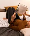 Beberapa kebiasaan yang bisa dicoba antara lain meredupkan lampu kamar untuk memberi sinyal alami pada tubuh bahwa malam telah tiba, membaca buku fisik alih-alih menatap layar, atau menikmati mandi air hangat untuk membantu tubuh melepas ketegangan. [Dok/freepik.com]