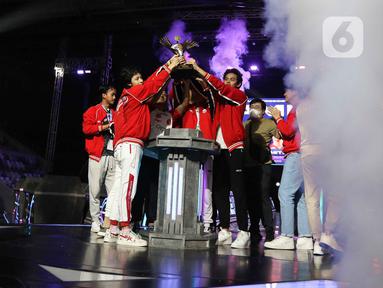 Tim Esports Bigetron Alpha mengangkat trofi juara usai mengalahkan Ion Beta pada babak final cabang game Mobile Legends Piala Presiden Esports 2022 di Istora Senayan, Jakarta, Minggu (13/11/2022). Bigetron Alpha berhasil menjadi juara satu usai mengalahkan Ion Beta dengan skor 3-0. (Liputan6.com/Herman Zakharia)