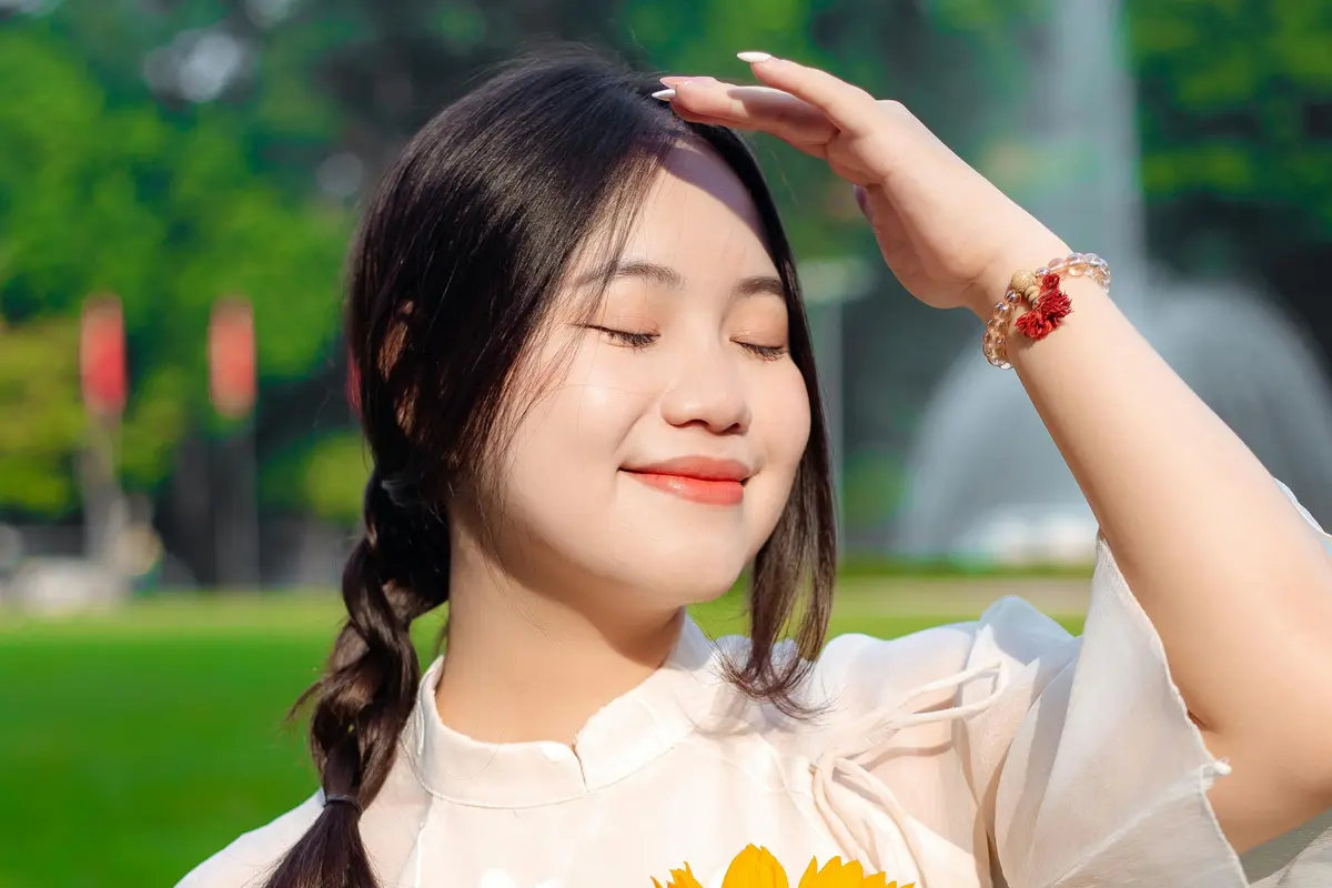 membawa bunga kalem santai pemalu bawa bunga