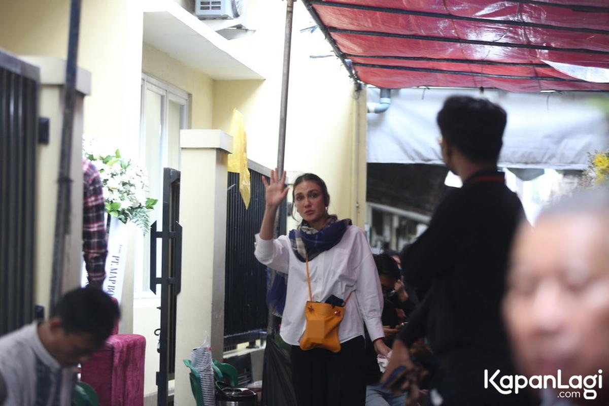 Luna Maya Terlihat Sibuk