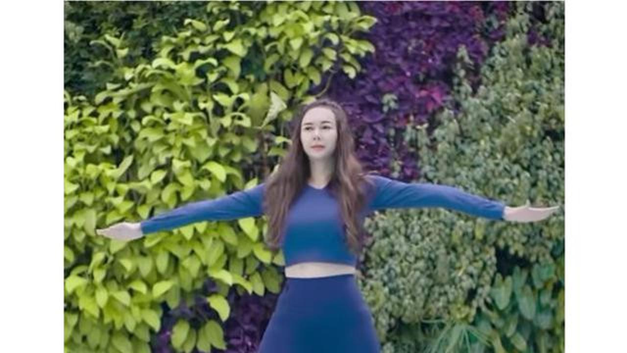 6 Potret Area Kolam Renang Rumah Aura Kasih, Spot Favorit untuk Yoga
