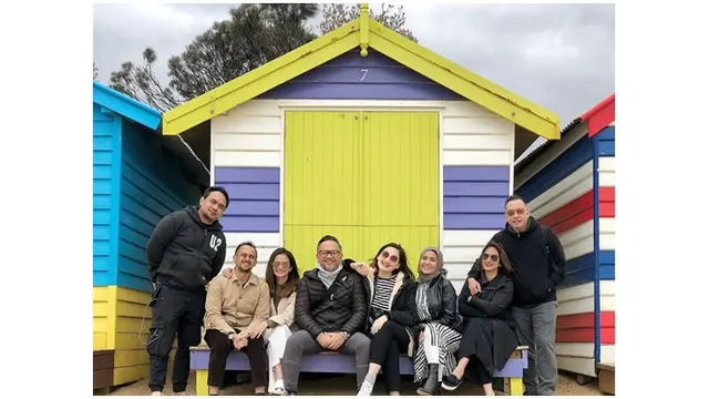 Geng ibu-ibu hits ini juga mengajak para suami berlibur di Australia.