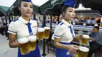 Meskipun dikenal sebagai negara tertutup, pemerintah Korea Utara menggelar festival bir. Festival ini kali pertama dalam 50 tahun terakhir. Foto : Kyodo