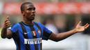 4. Samuel Eto'o - Dilepas Barcelona ke Inter Milan karena dianggap sudah melewati puncak kariernya. Bomber Kamerun ini berhasil menjadi pemain pertama yang meraih gelar treble Eropa saat bersama Barcelona dan Inter. (AFP/Alberto Pizzoli)