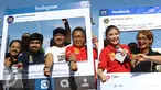 Menteri komunikasi dan informatika, Rudiantara bersama musisi Giring Nidji dan artis Olga Lydia berfoto bersama saat kegiatan dekralarasi masyarakat anti hoax di kawasan Car Free Day (CFD), Jakarta, Minggu (8/1). (Liputan6.com/Heman Zakharia)