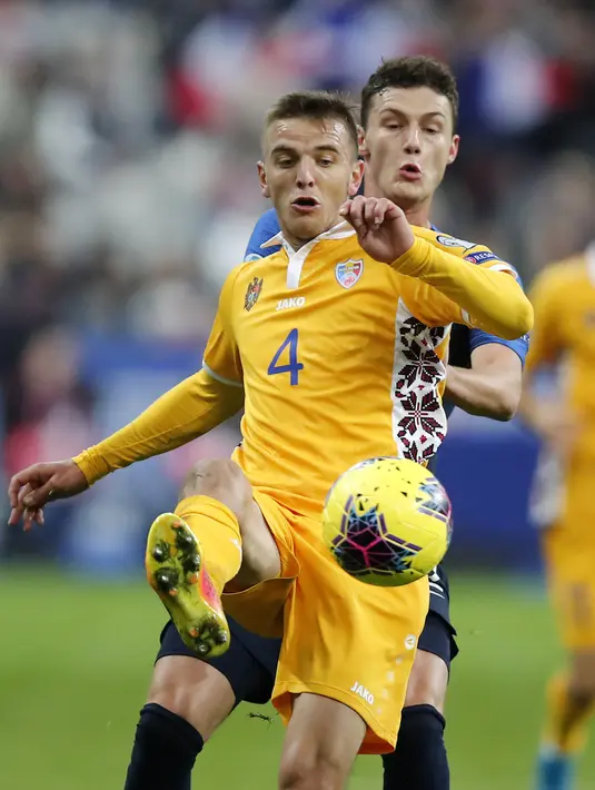 Bek Prancis, Benjamin Pavard berusaha merebut bola pemain Moldova, Sergiu Platica  selama pertandingan Grup H Kualifikasi Piala Eropa 2020 di stade Stade de France, di Saint Denis, utara Paris (14/11/2019). Prancis menang tipis atas Moldova 2-1. (AP Photo/Francois Mori)