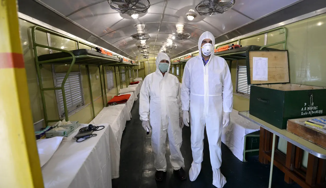 Para staf medis yang mengenakan pakaian pelindung berada di dalam kompartemen kereta api yang diubah menjadi bangsal karantina untuk virus Corona COVID-19  di stasiun kereta api di Rawalpindi, Provinsi Punjab, Pakistan timur, pada 30 Maret 2020. (Xinhua/Ahmad Kamal)
