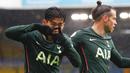 Striker Tottenham Hotspur, Son Heung-Min (kiri) melakukan selebrasi usai mencetak gol ke gawang Leeds United dalam laga lanjutan Liga Inggris 2020/2021 pekan ke-35 di Elland Road, Leeds, Sabtu (8/5/2021). Tottenham kalah 1-3 dari Leeds. (AP/Jason Cairnduff/Pool)