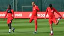 Pemain Liverpool Sadio Mane (kiri) bersama Fabinho (tengah) dan Roberto Firmino (kanan) saat sesi latihan di Kompleks Melwood, Liverpool, Inggris, Senin (16/9/2019). Liverpool akan menghadapi Napoli pada laga perdana Grup E Liga Champions 2019-2020. (Paul ELLIS/AFP)