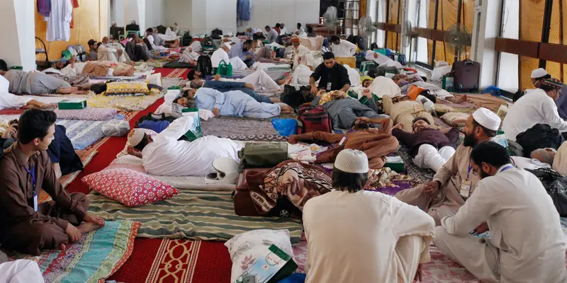 Itikaf di Masjid, Muslim Pakistan Bawa Bantal dan Selimut