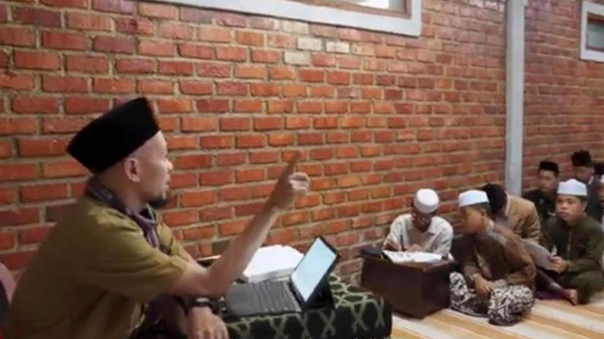 Cerita di Balik Pesantren, Tatkala Guru jadi Orang Tua Kedua