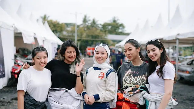 Jadi Impian Sejak Lama, Ini 7 Gaya Selebgram Anindita Hidayat Saat Ngedrift