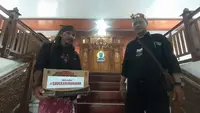 Para aktivis lingkungan hidup menggelar aksi “Koin Peduli SaveKarimunjawa” dengan mendatangi kantor DPRD Jepara. (Liputan6.com/Arief Pramono)