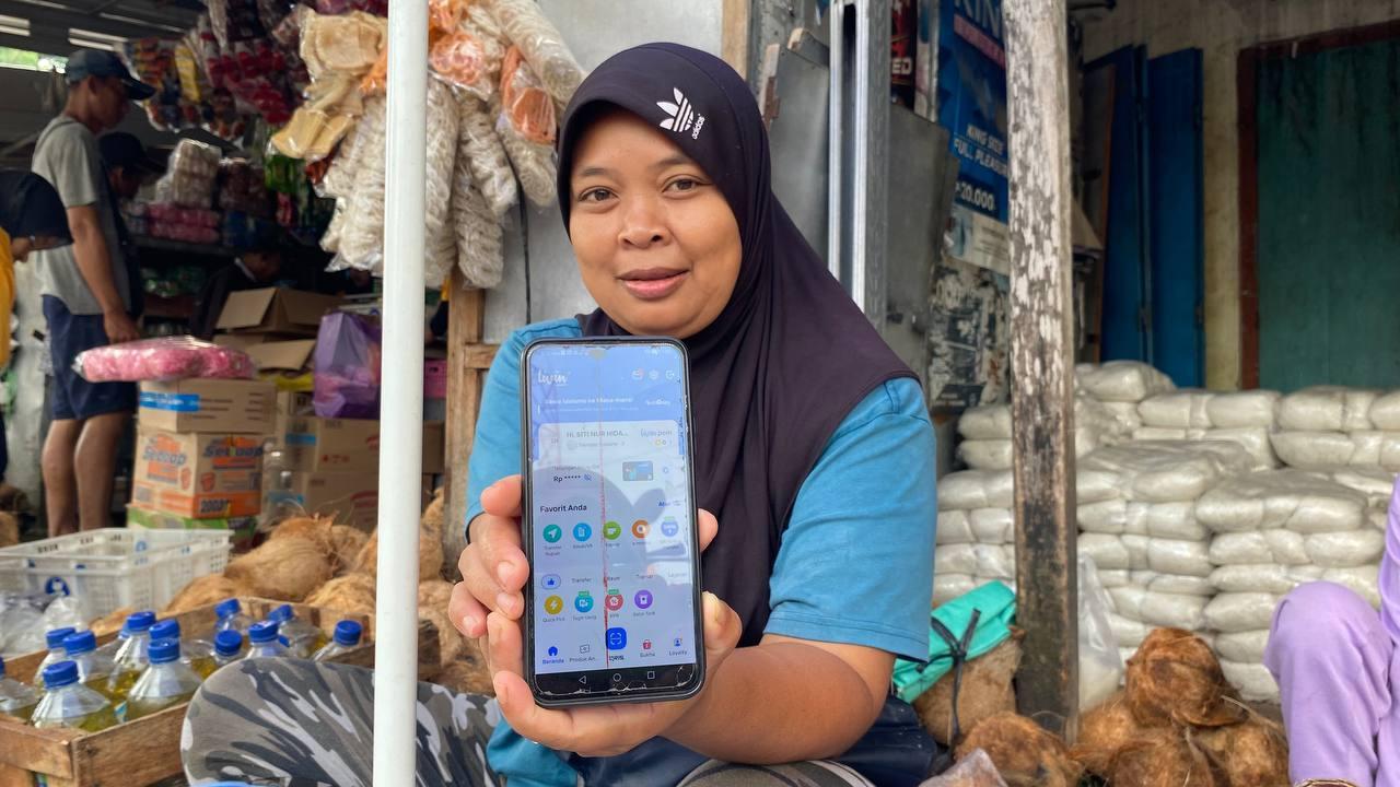 Hidayah (37) memanfaatkan Livin, aplikasi perbankan digital dari Bank Mandiri untuk mengelola bisnis palawija