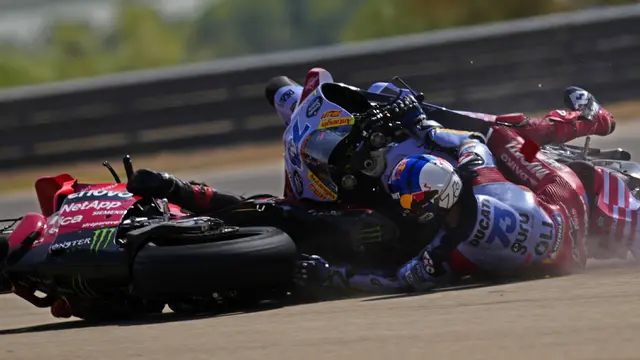 Foto: Insiden Tabrakan Bagnaia dan Alex Marquez di MotoGP Aragon 2024