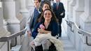 Senator negara bagian Illinois, Tammy Duckworth membawa bayinya ke ruangan kongres Gedung Capitol Hill, Washington DC, AS, Kamis (19/4). Duckworth (50) menggendong sang putri dalam pengambilan suara untuk nominasi pengurus NASA. (AP/J. Scott Applewhite)