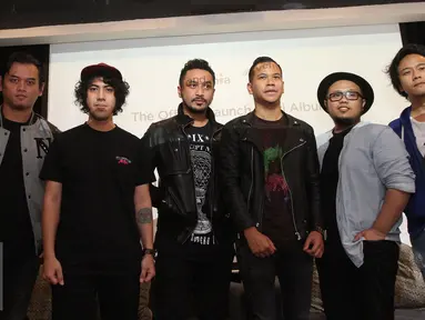 Personel band Nidji berpose seusai peluncuran album "Breakthru" versi piringan hitam (vinyl) di kawasan Kemang, Jakarta, Senin (28/11). (Liputan6.com/Herman Zakharia)