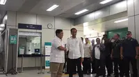 Joko Widodo atau Jokowi dan Prabowo Subianto bersalaman saat bertemu di Stasiun MRT Lebak Bulus, Jakarta, Sabtu (14/7/2019).