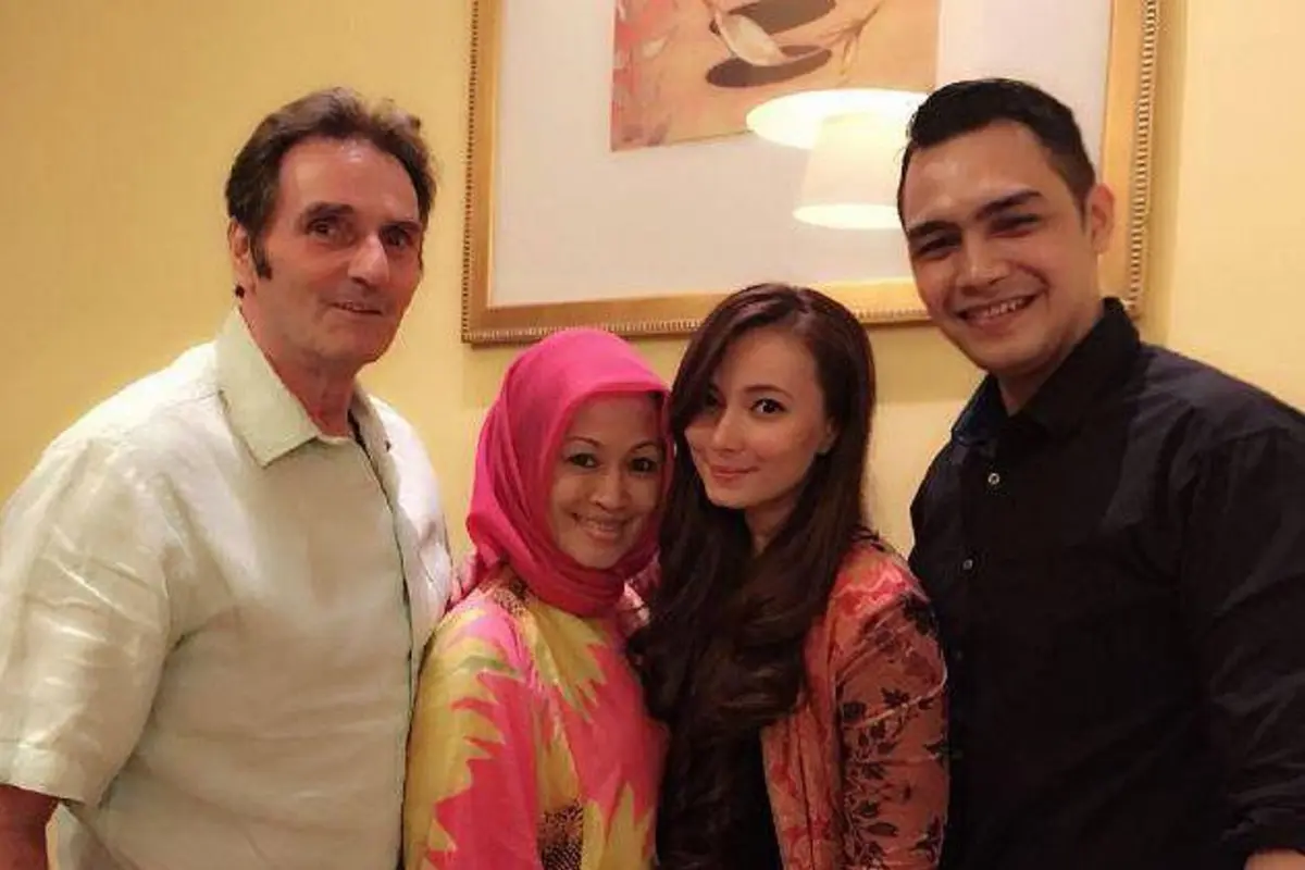 Asmirandah, Jonas Rivanno, bersama orang tua Asmirandah