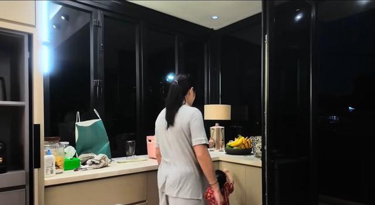 6 Potret Dapur dan Meja Makan Rumah Jessica Iskandar dan Vincent Verhaag, Minimalis dan Mewah