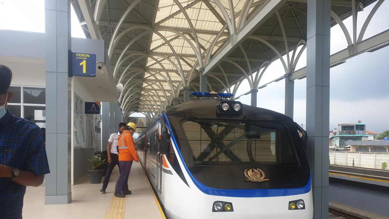 Sebuah kereta inspeksi milik pemerintah dalam salah satu uji coba trek reaktivasi Stasiun Garut Kota- Cibatu yang dilakukan beberapa waktu lalu.